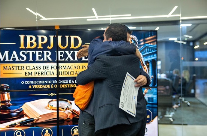 Confraternização entre os primeiros peritos formados